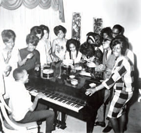 berry_gordy_stevie_wonder_brenda_holloway_the_marveletts Berry Gordy, Stevie Wonder, Brenda Holloway at piano.